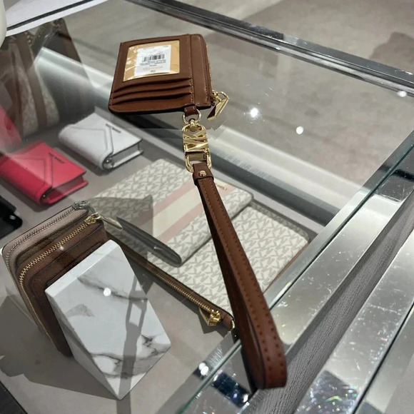 Small Crocodile Embossed Leather Zip Card Case - Picture 2 of 7